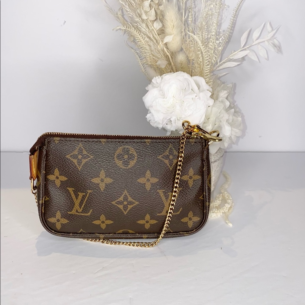 ❌❌SOLD❌❌❌Louis Vuitton monogram mini pochette